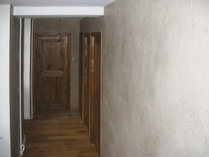 peinture à la chaux ferrée dans un couloir